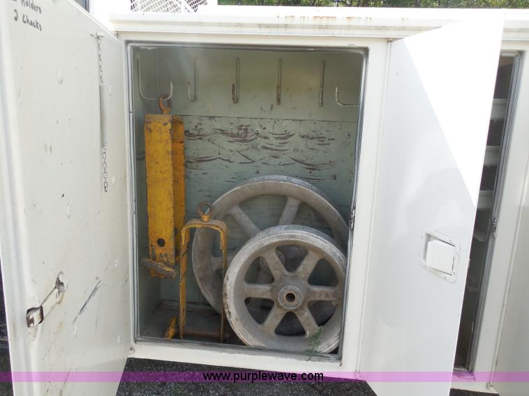 image for item G8982 1982 Ford F700 utility truck