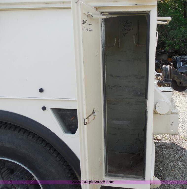 image for item G8982 1982 Ford F700 utility truck