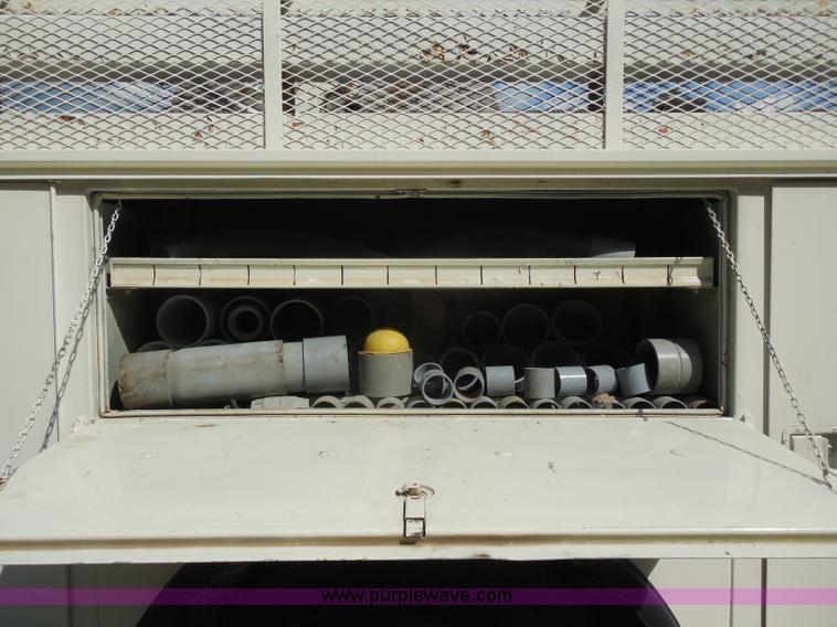 image for item G8982 1982 Ford F700 utility truck