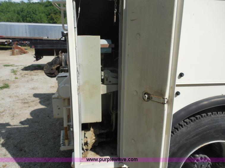 image for item G8982 1982 Ford F700 utility truck