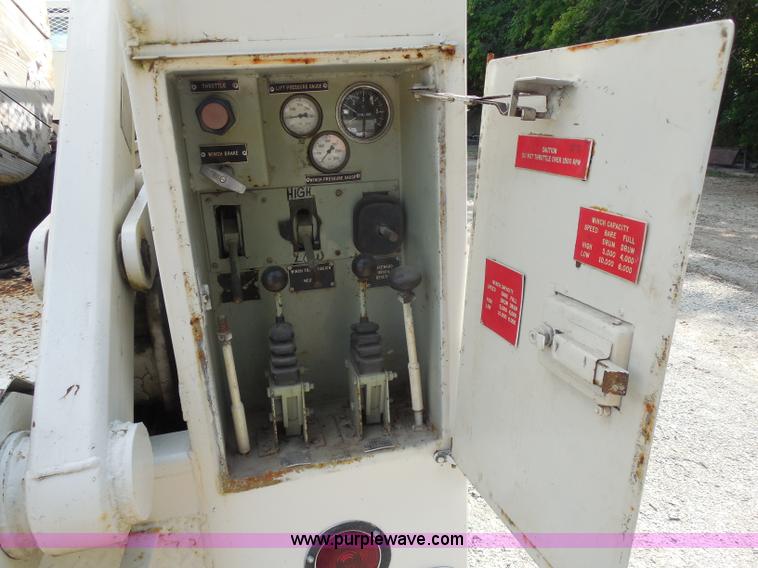 image for item G8982 1982 Ford F700 utility truck