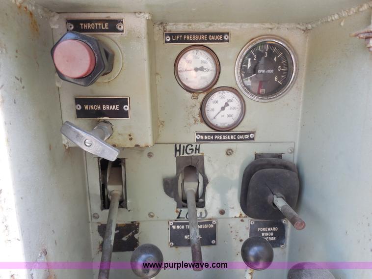 image for item G8982 1982 Ford F700 utility truck