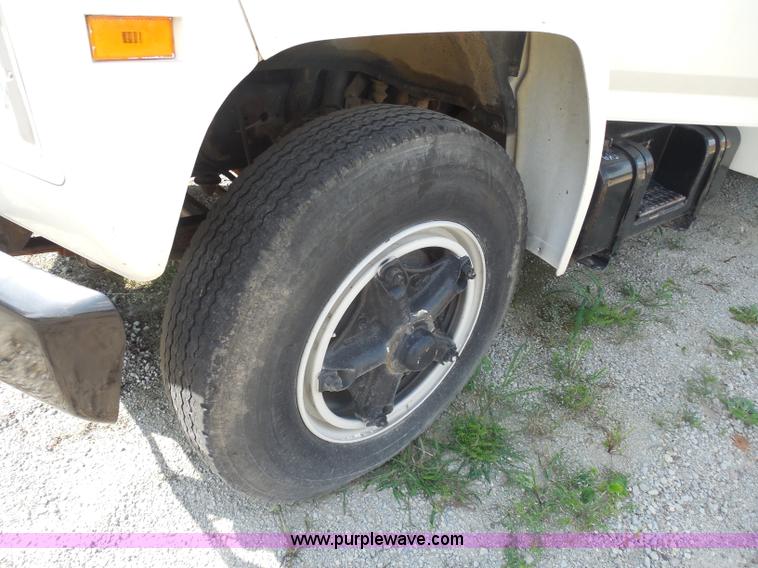 image for item G8982 1982 Ford F700 utility truck