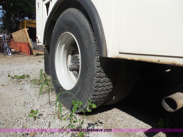 image for item G8982 1982 Ford F700 utility truck