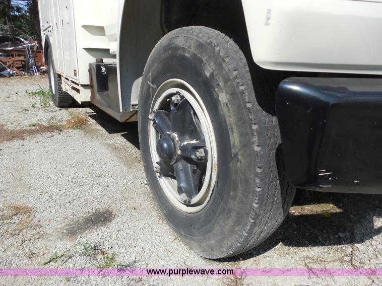 image for item G8982 1982 Ford F700 utility truck