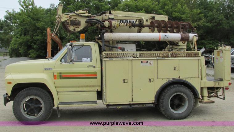 image for item G8992 1982 Ford F700 digger derrick truck
