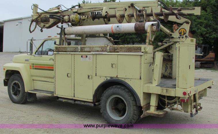 image for item G8992 1982 Ford F700 digger derrick truck