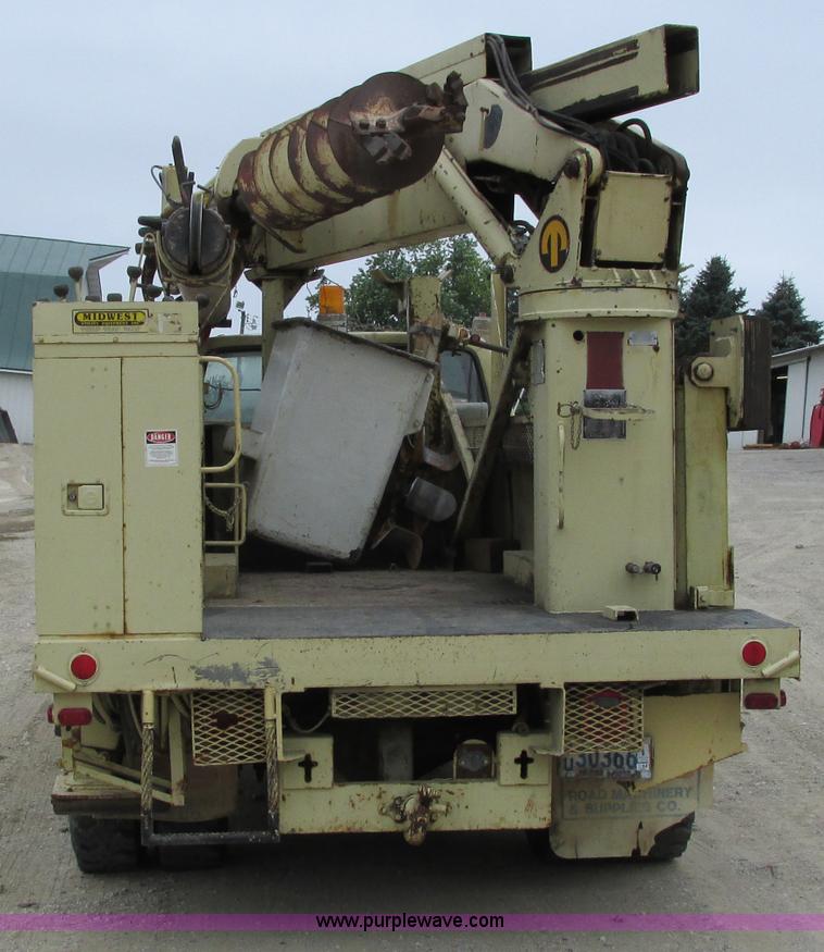 image for item G8992 1982 Ford F700 digger derrick truck