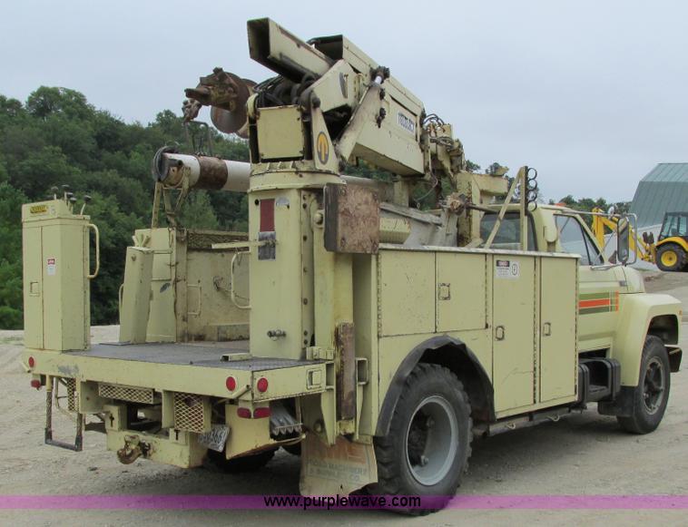 image for item G8992 1982 Ford F700 digger derrick truck