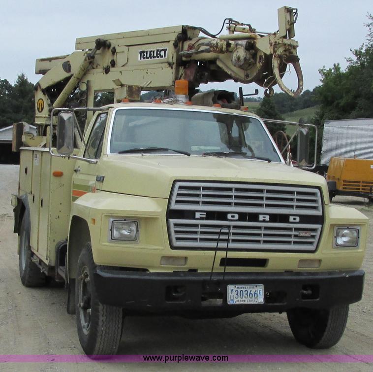 image for item G8992 1982 Ford F700 digger derrick truck