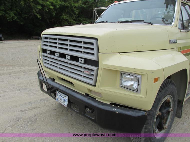 image for item G8992 1982 Ford F700 digger derrick truck