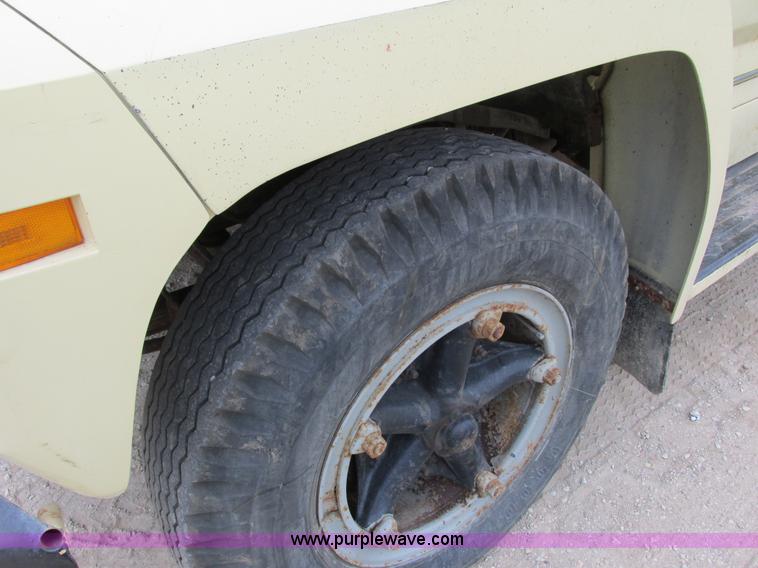 image for item G8992 1982 Ford F700 digger derrick truck