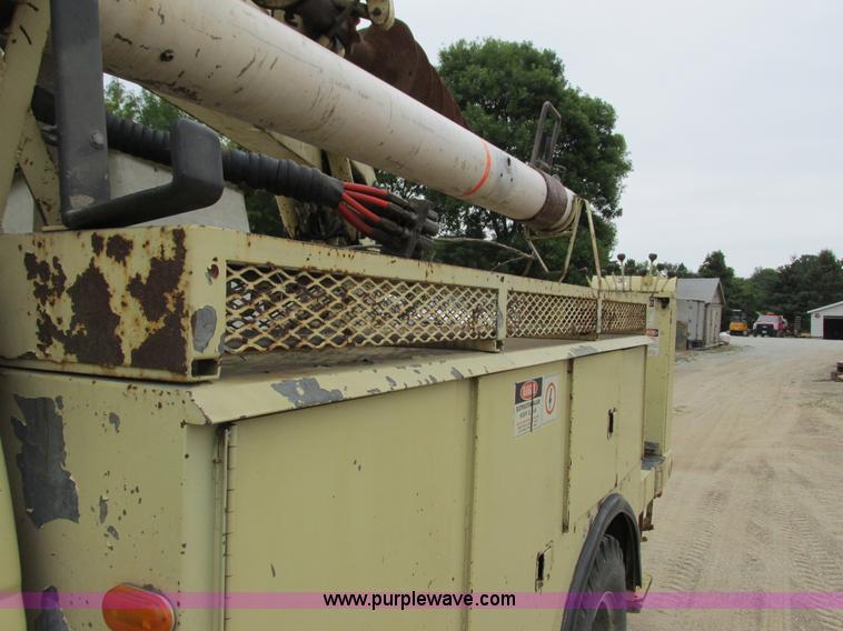image for item G8992 1982 Ford F700 digger derrick truck