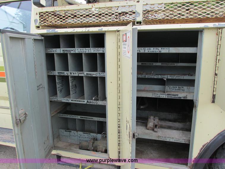 image for item G8992 1982 Ford F700 digger derrick truck