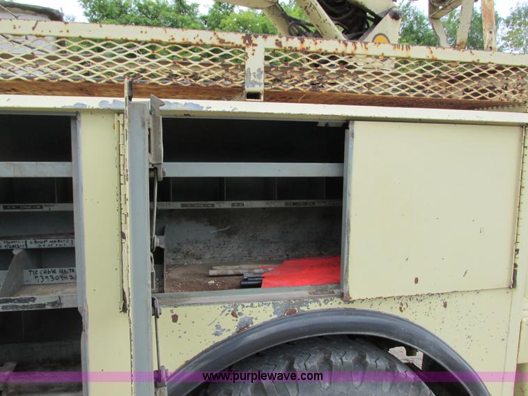 image for item G8992 1982 Ford F700 digger derrick truck