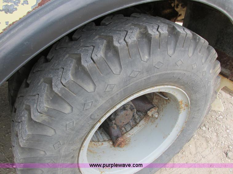 image for item G8992 1982 Ford F700 digger derrick truck