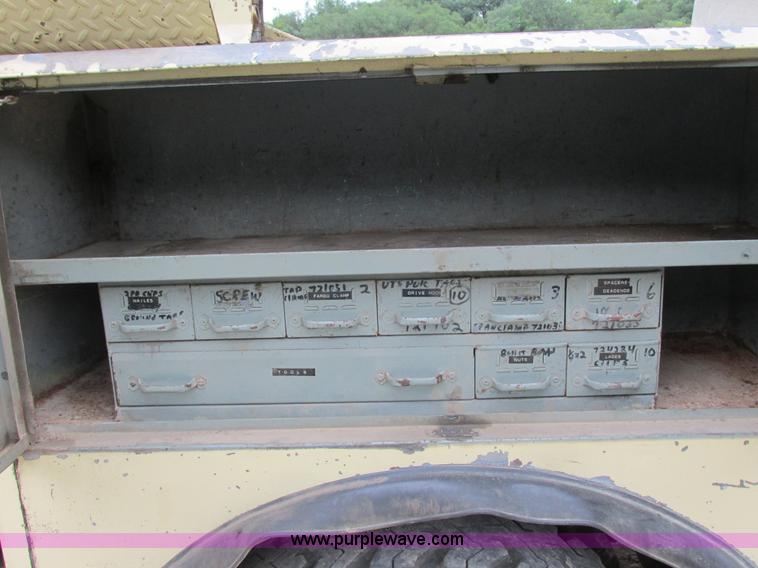 image for item G8992 1982 Ford F700 digger derrick truck