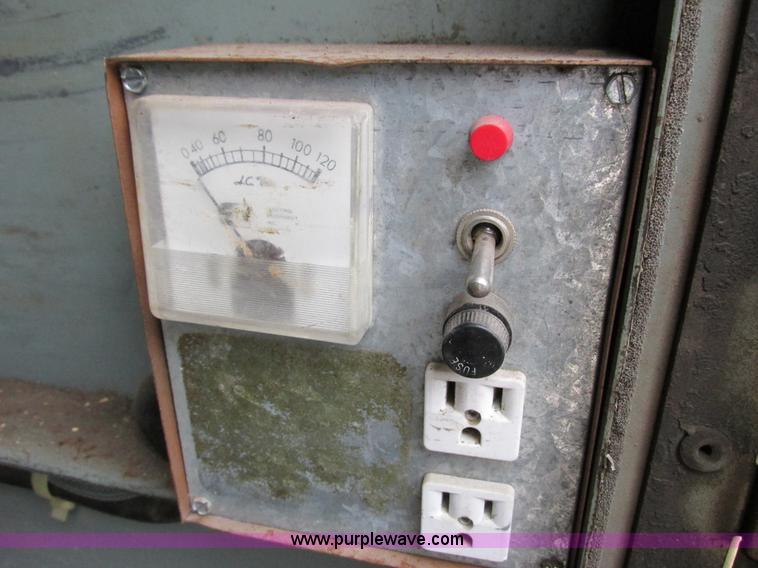 image for item G8992 1982 Ford F700 digger derrick truck