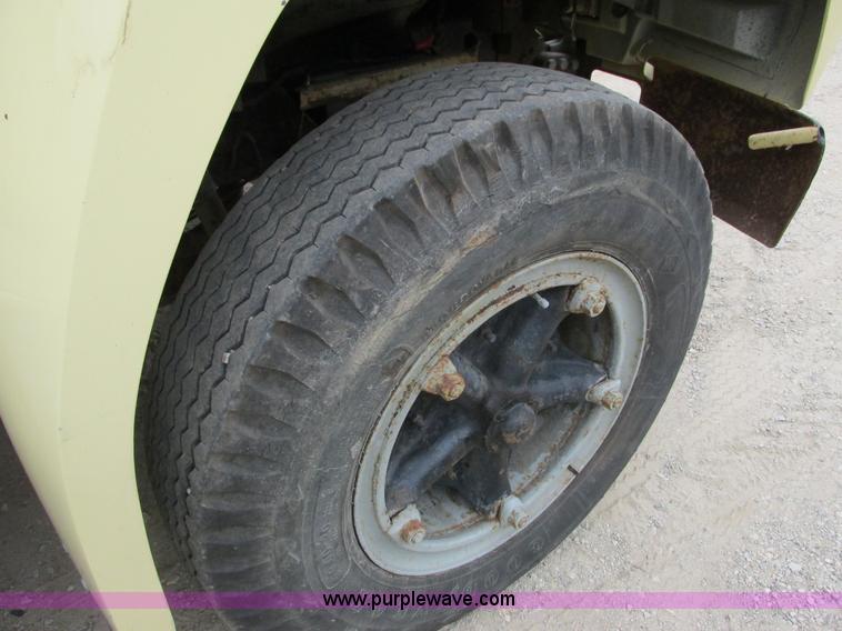 image for item G8992 1982 Ford F700 digger derrick truck