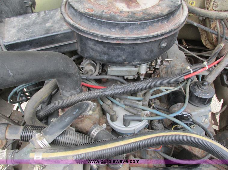 image for item G8992 1982 Ford F700 digger derrick truck