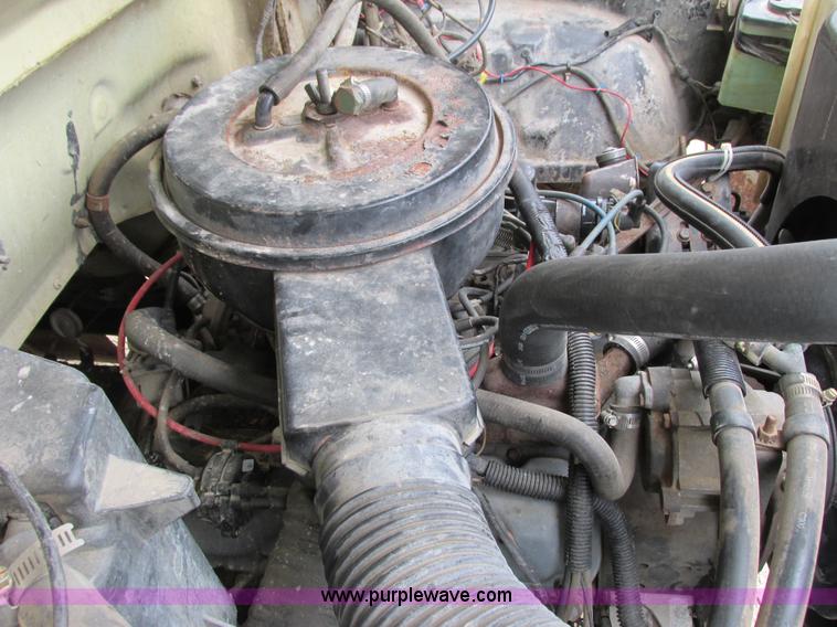 image for item G8992 1982 Ford F700 digger derrick truck