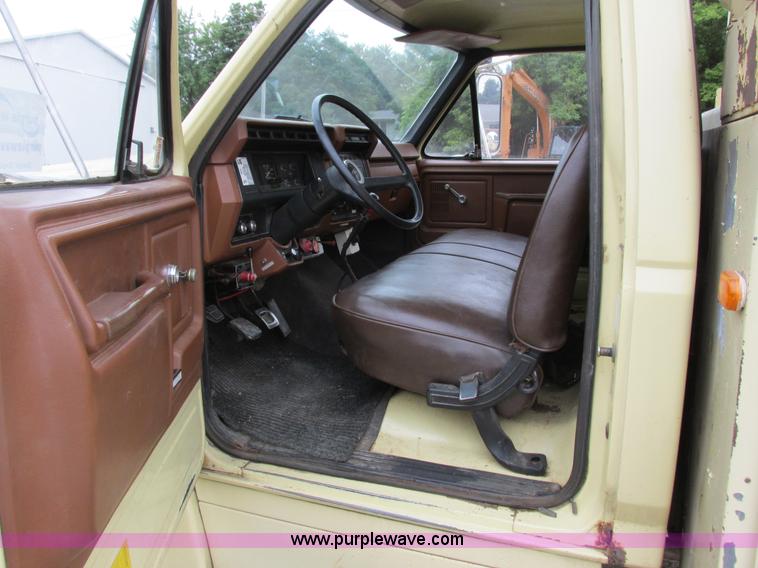 image for item G8992 1982 Ford F700 digger derrick truck