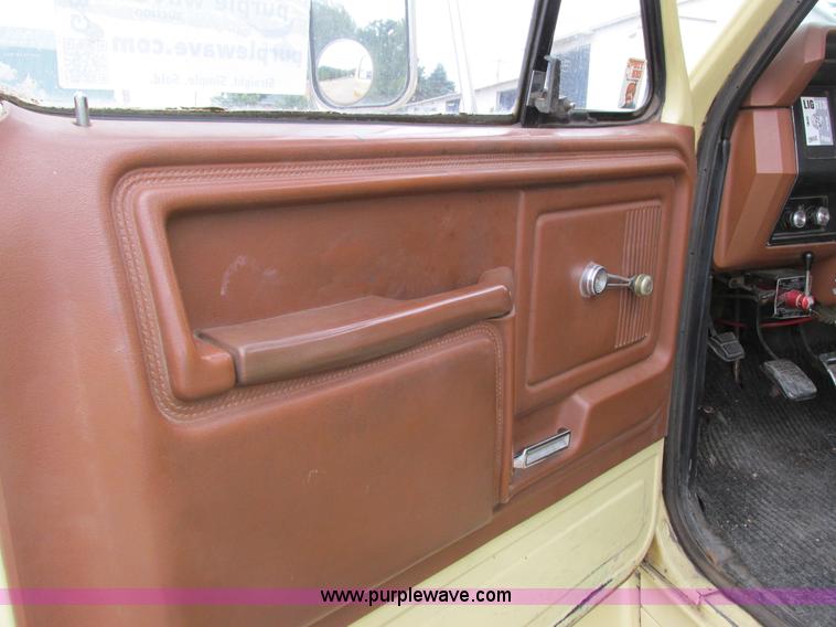 image for item G8992 1982 Ford F700 digger derrick truck