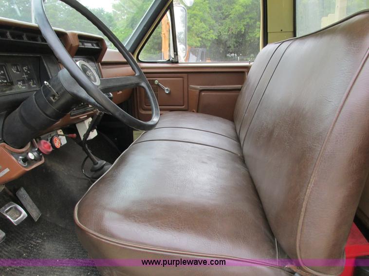 image for item G8992 1982 Ford F700 digger derrick truck