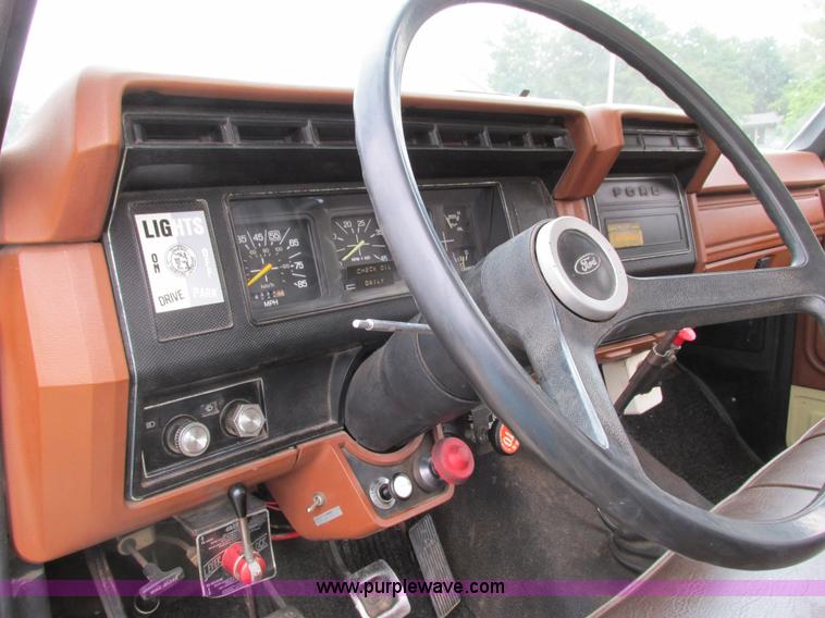 image for item G8992 1982 Ford F700 digger derrick truck