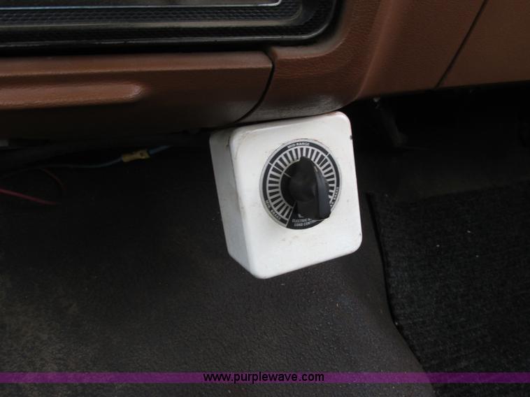 image for item G8992 1982 Ford F700 digger derrick truck