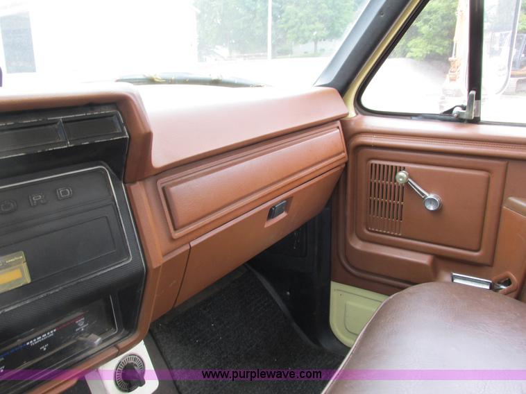 image for item G8992 1982 Ford F700 digger derrick truck