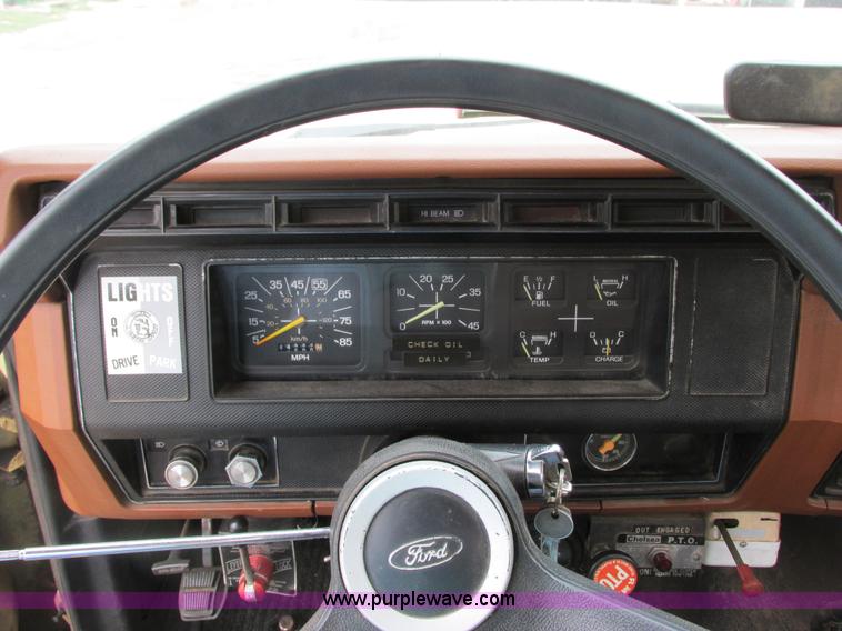 image for item G8992 1982 Ford F700 digger derrick truck