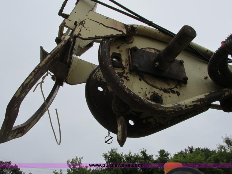 image for item G8992 1982 Ford F700 digger derrick truck