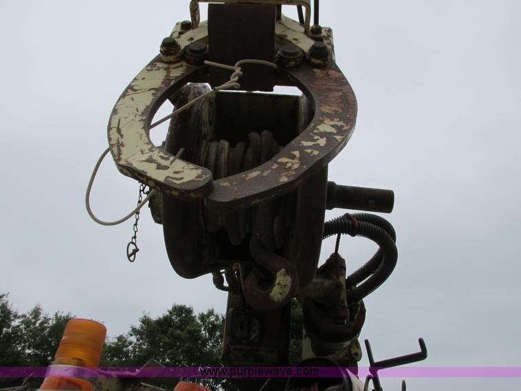 image for item G8992 1982 Ford F700 digger derrick truck