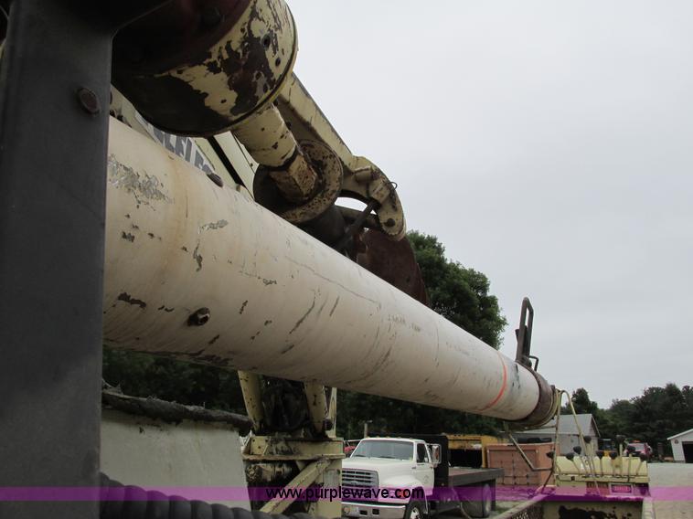 image for item G8992 1982 Ford F700 digger derrick truck