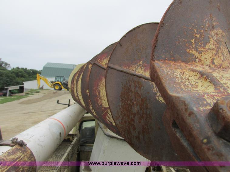 image for item G8992 1982 Ford F700 digger derrick truck