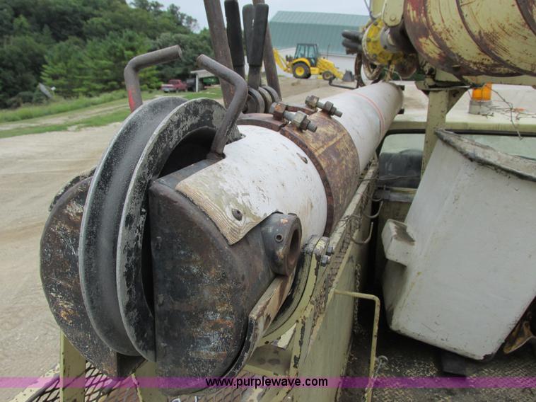 image for item G8992 1982 Ford F700 digger derrick truck