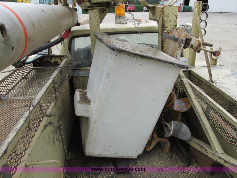 image for item G8992 1982 Ford F700 digger derrick truck