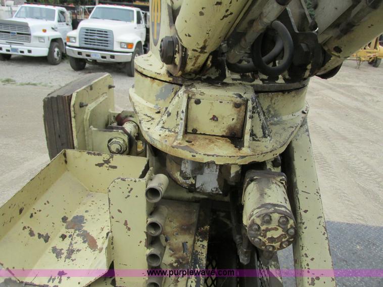 image for item G8992 1982 Ford F700 digger derrick truck