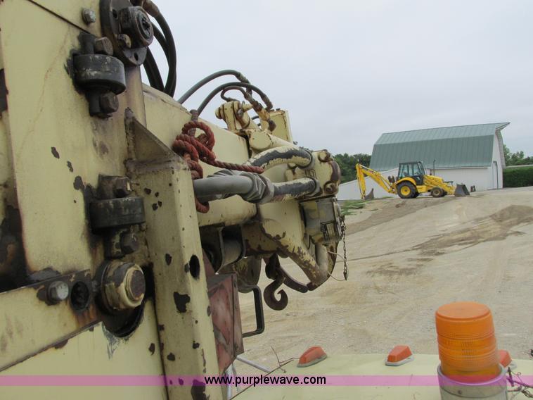 image for item G8992 1982 Ford F700 digger derrick truck