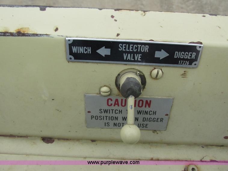 image for item G8992 1982 Ford F700 digger derrick truck