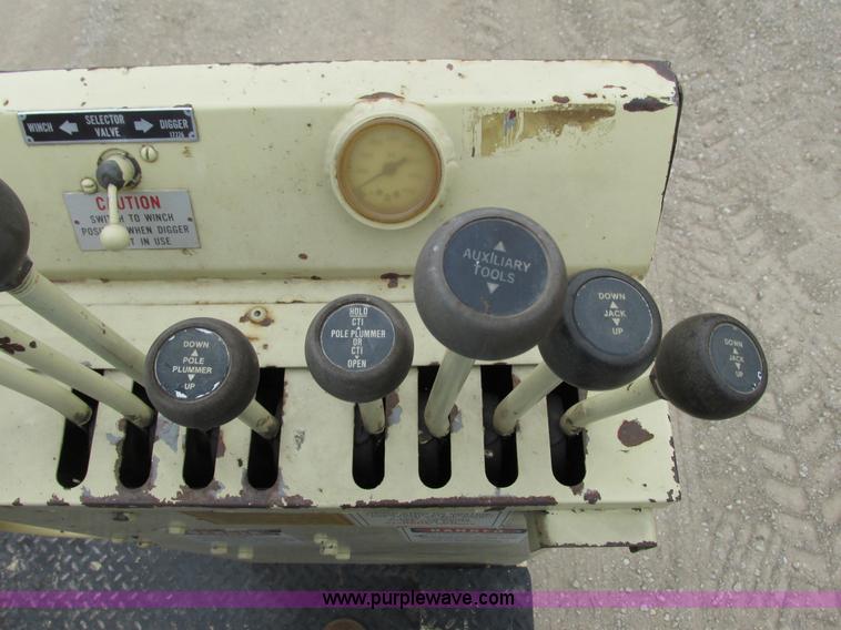 image for item G8992 1982 Ford F700 digger derrick truck