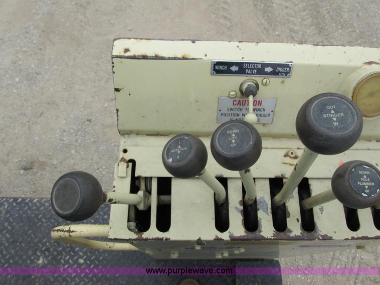 image for item G8992 1982 Ford F700 digger derrick truck