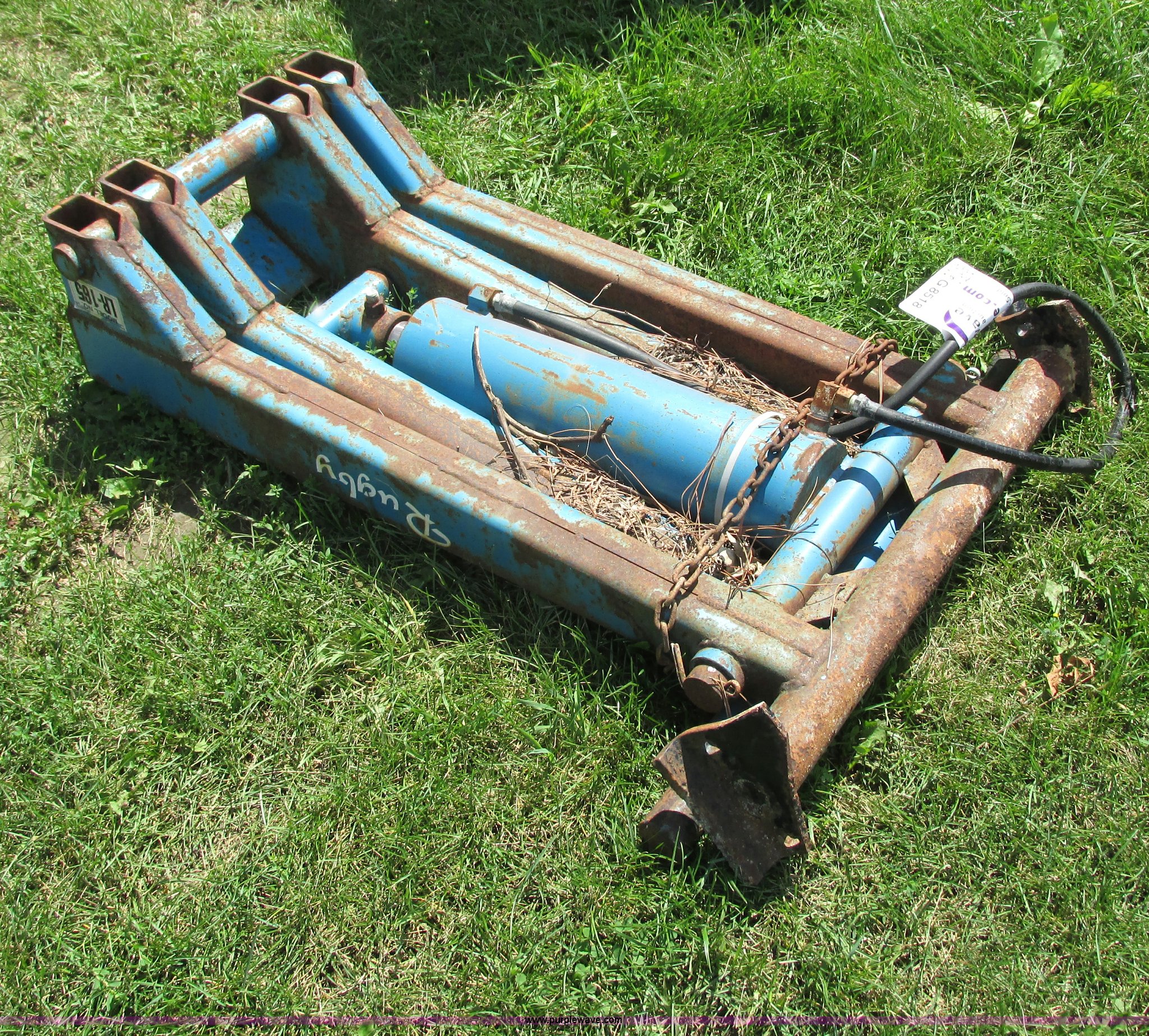 Rugby truck hoist in Mantorville, MN Item G8518 sold Purple Wave