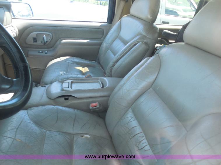 image for item H9814 1997 GMC Yukon SLE SUV