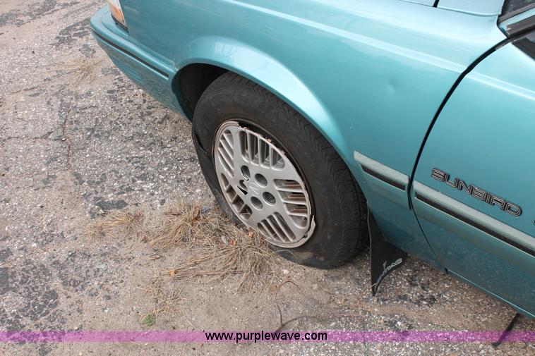 image for item I8043 1994 Pontiac Sunbird LE