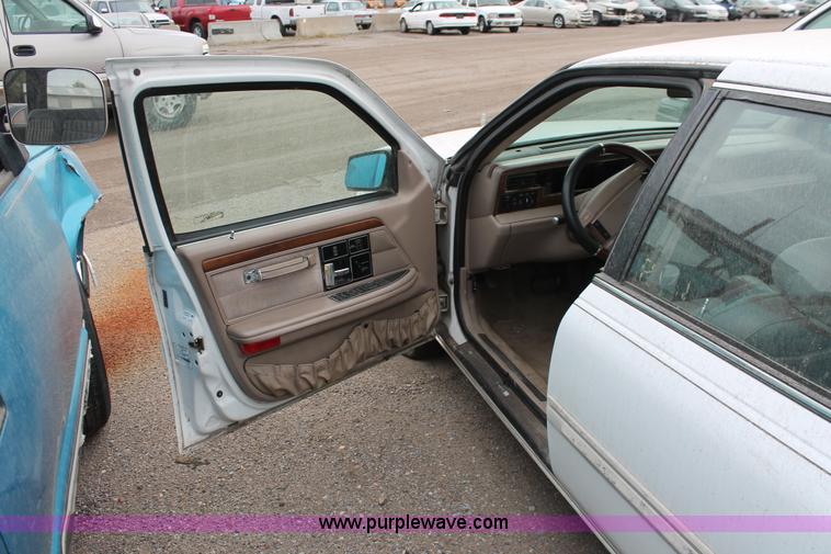 image for item I8045 1993 Lincoln Continental Signature