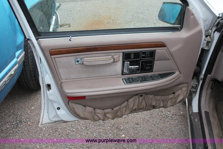 image for item I8045 1993 Lincoln Continental Signature