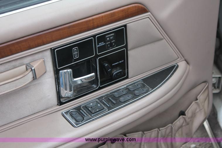 image for item I8045 1993 Lincoln Continental Signature