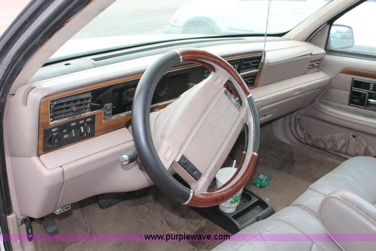 image for item I8045 1993 Lincoln Continental Signature